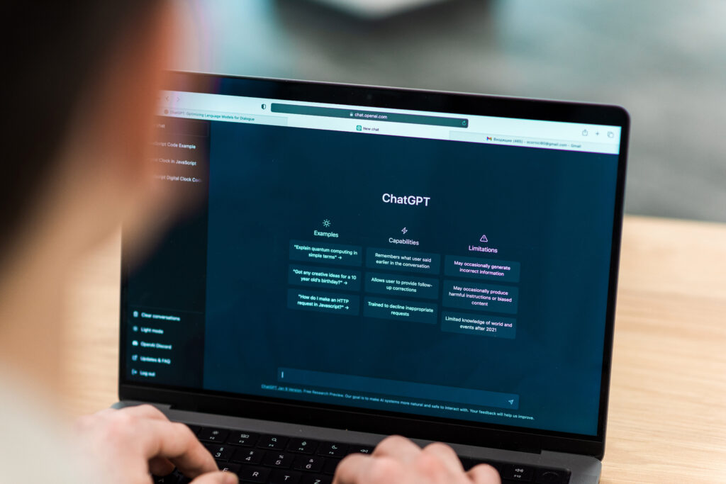 Opened AI chat on laptop Slimme AI-tools en datavragen via AI dashboards en rapportages